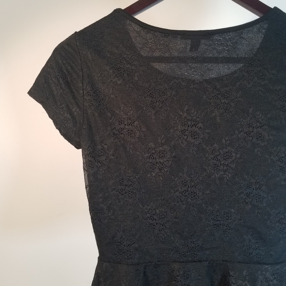 Top Peplum Blouse | All-black | Cap Sle… - Picture 9 of 15